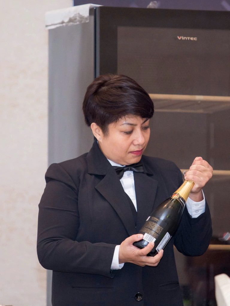Chị Hương tại Vietnam Best Sommelier in French Wine 2017